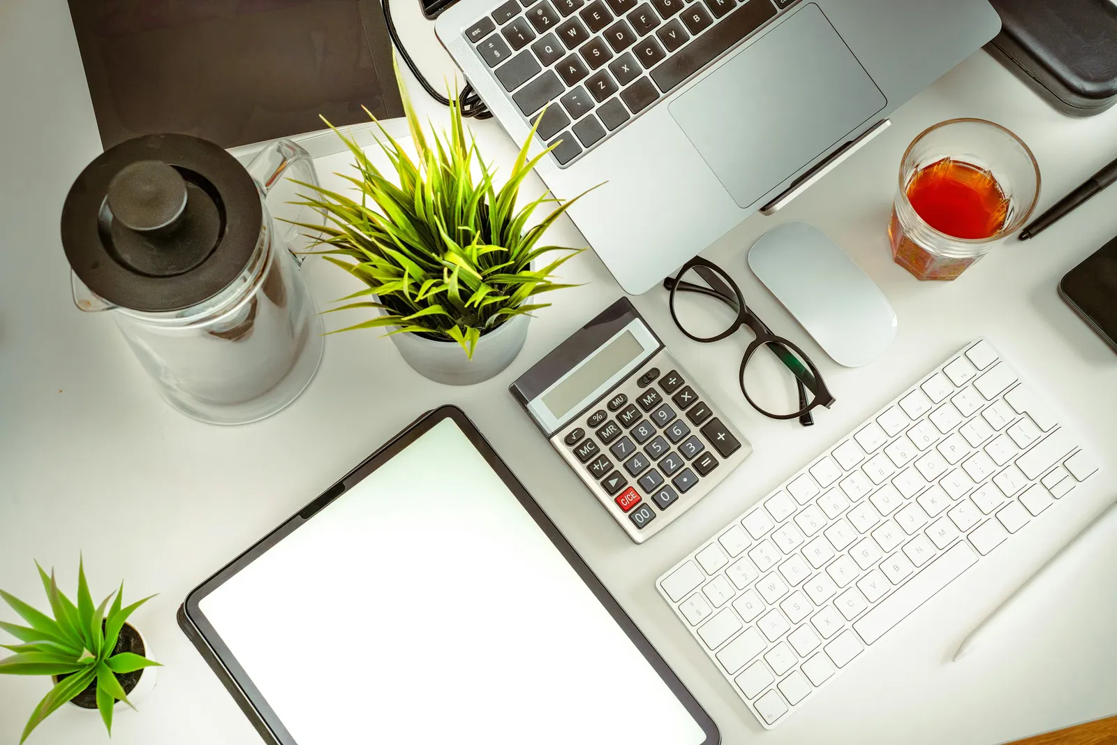 Escritorio de trabajo con calculadora y computadora